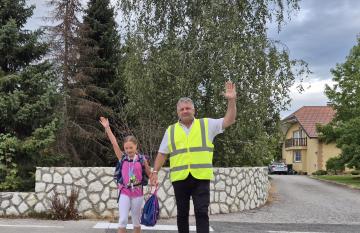 Župan spremlja otroka čez prehod za pešce